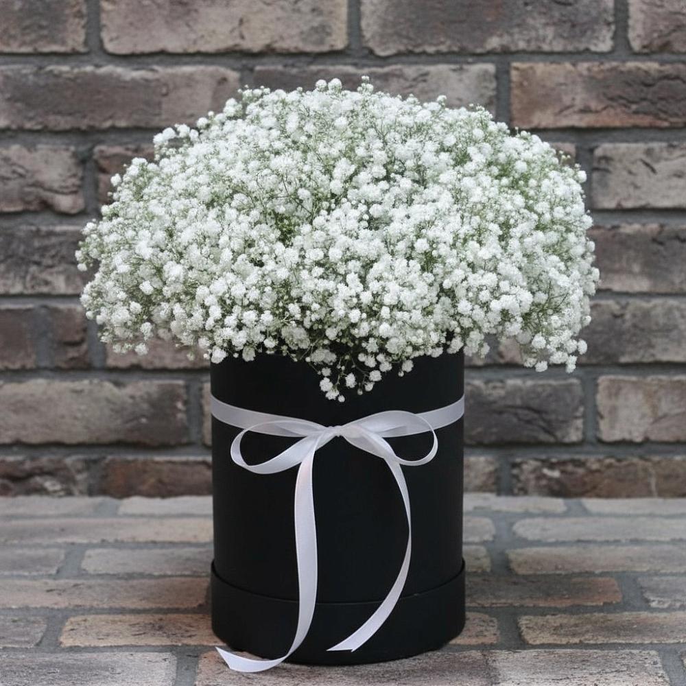 Цветочная композиция из Гипсофила в шляпной коробке в Новотроицкой