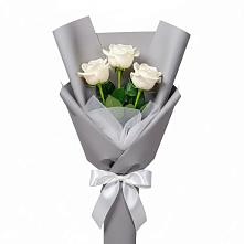 Букет 3 белые розы в Новотроицкой