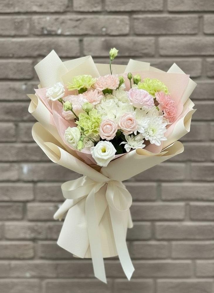 Букет цветов из: Гвоздики, Розы, Лизиантусы и Хризантемы в Новотроицкой