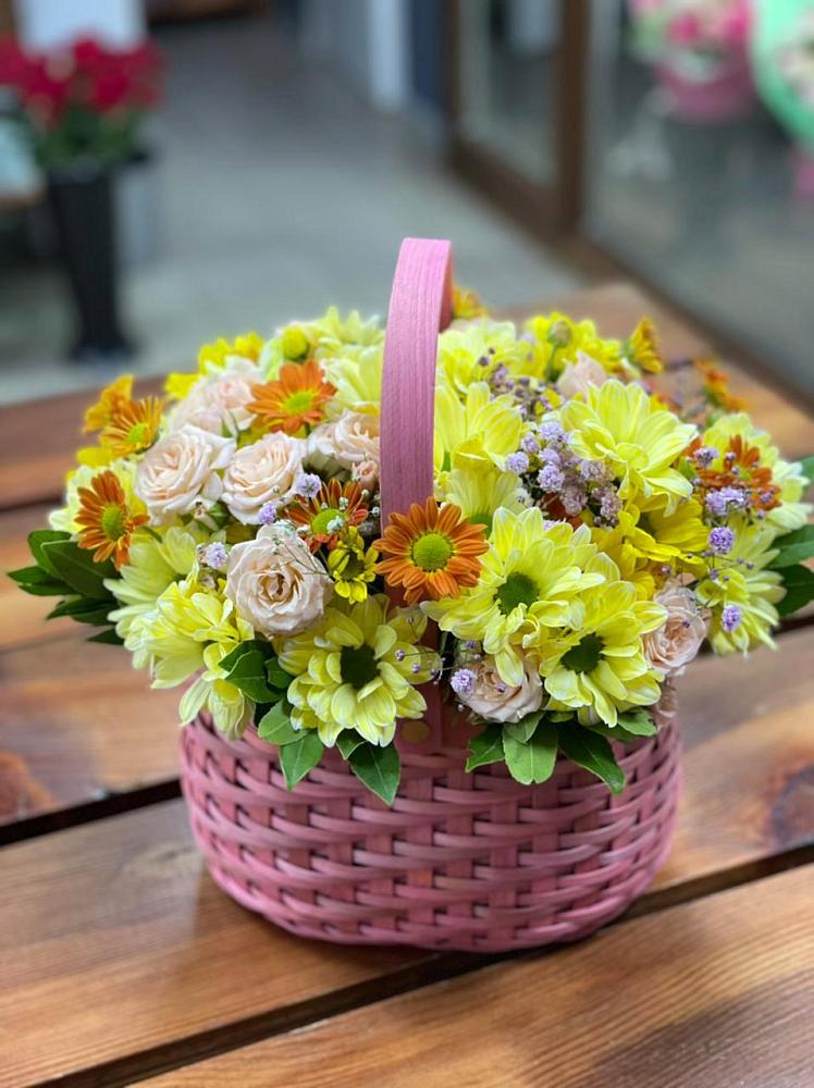 Цветочная композиция из Хризантемы и Розы в корзине в Новотроицкой
