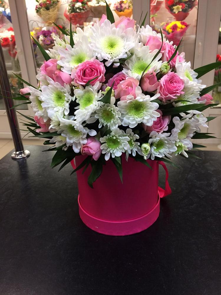 Цветочная композиция из Розы и Хризантемы в шляпной коробке в Новотроицкой