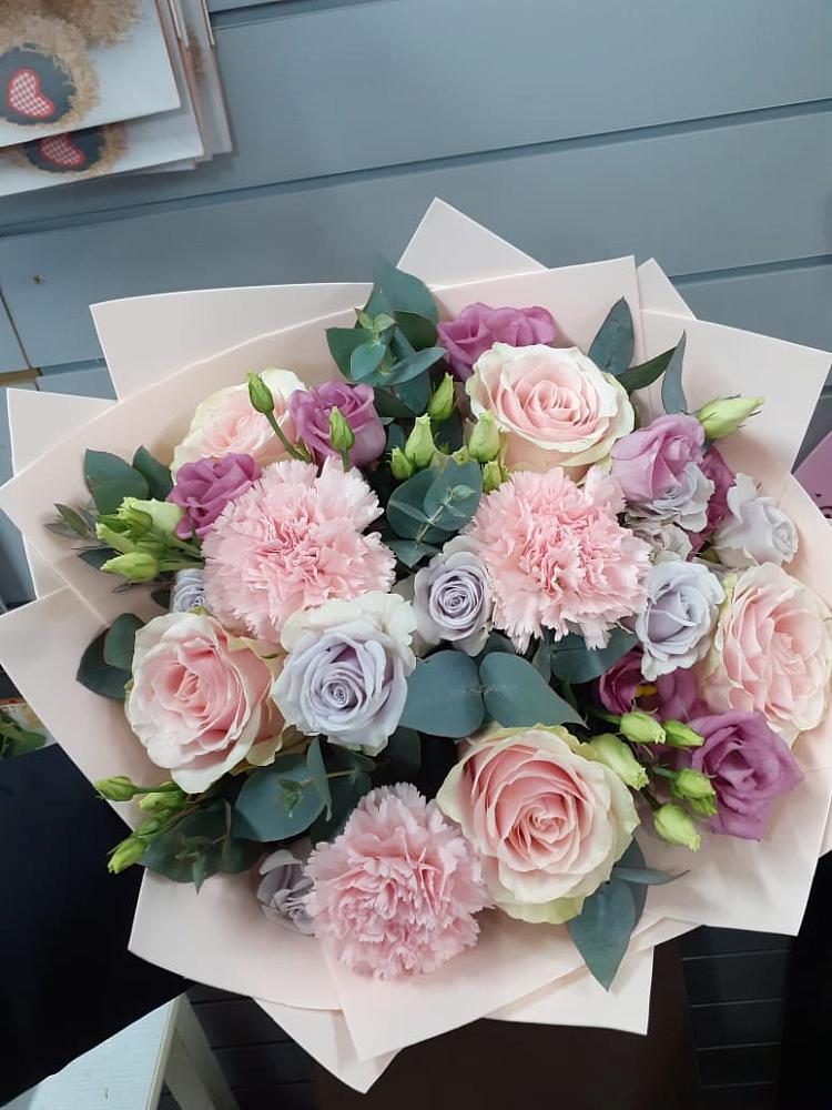 Букет цветов из: Розы, Гвоздики и Лизиантусы в Новотроицкой