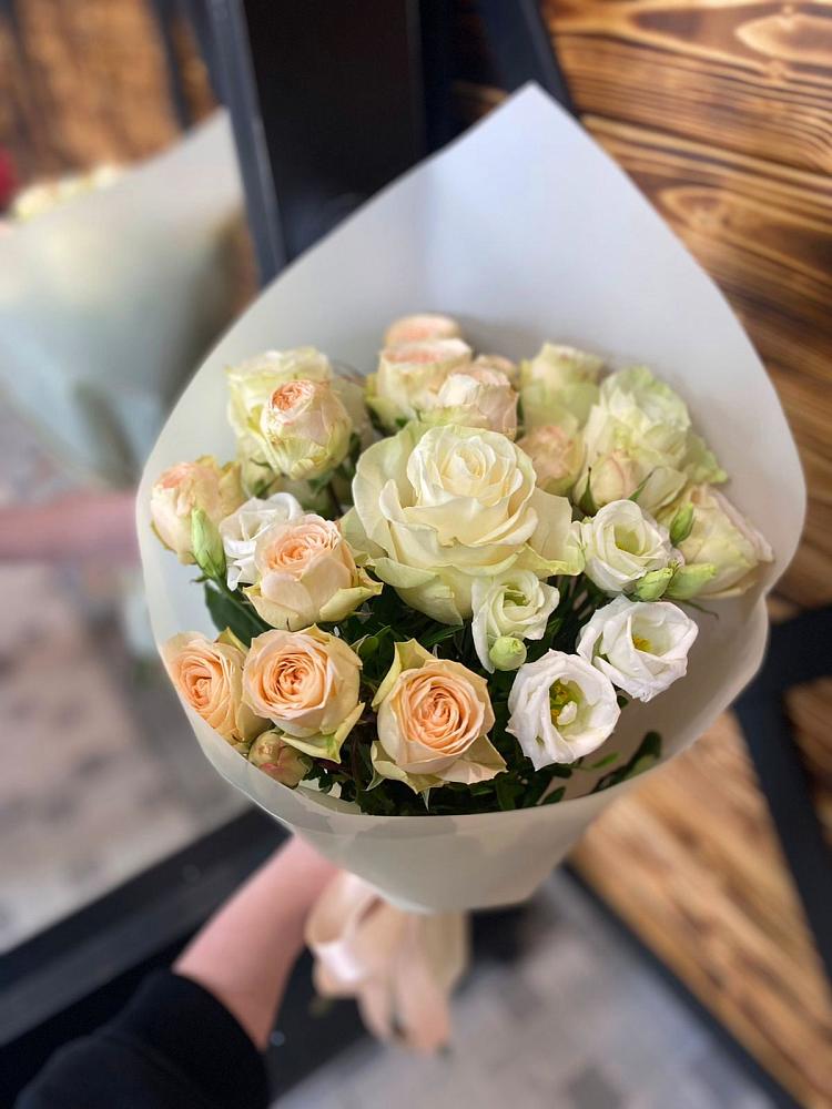 Букет цветов из: Розы и Лизиантусы в Новотроицкой